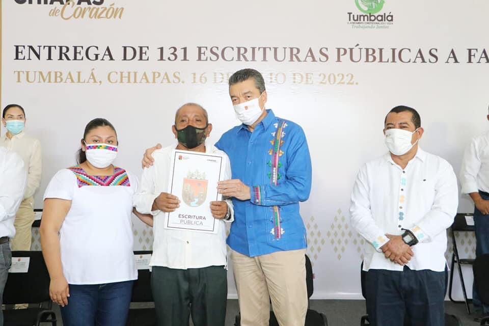 Provich entrega 131 escrituras públicas a familias de Tumbalá
