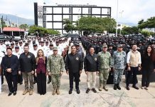 Eduardo Ramírez y Jorge Llaven entregan uniformes y equipo táctico a agentes de la AIIM de la FGE