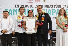 En Suchiate, Eduardo Ramírez entrega escrituras públicas y brinda certeza jurídica a familias chiapanecas